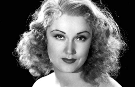 A Sétima Porta Uma Viagem Misteriosa Através do Espaço-Tempo com o Charme de Fay Wray!